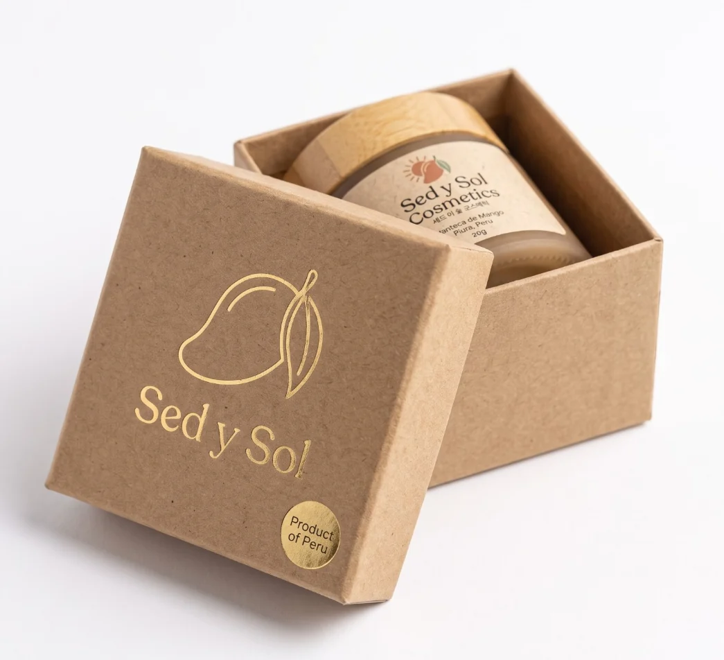Caja de regalo kraft rígida de Sed y Sol con logo de mango en foil dorado, sello Product of Peru y frasco en su interior